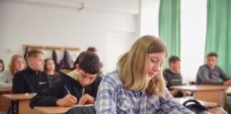 STUDIU. World Vision România: Școala îi ajută pe copii să învețe, dar îi pregătește mai puțin pentru viața adultă