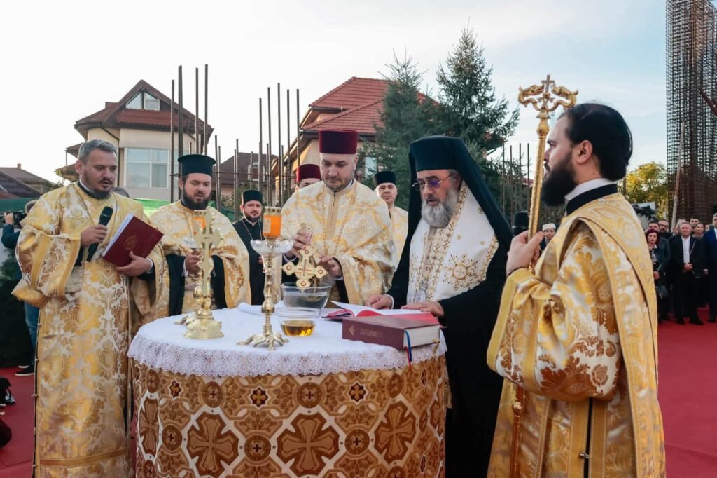 (FOTO) A fost pusă piatra de temelie pentru o biserică nouă în Buzău 2 biserică nouă Buzău 𝐒𝐟𝐚̂𝐧𝐭𝐮𝐥 𝐌𝐚𝐫𝐞 𝐌𝐮𝐜𝐞𝐧𝐢𝐜 𝐃𝐢𝐦𝐢𝐭𝐫𝐢𝐞, piatră de temelie biersică nouă strada Parâng Buzău, 𝐈𝐳𝐯𝐨𝐫𝐚̂𝐭𝐨𝐫𝐮𝐥 𝐝𝐞 𝐌𝐢𝐫