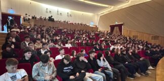 (FOTO) Elevi buzoieni de la mate-info, dezbatere despre AI